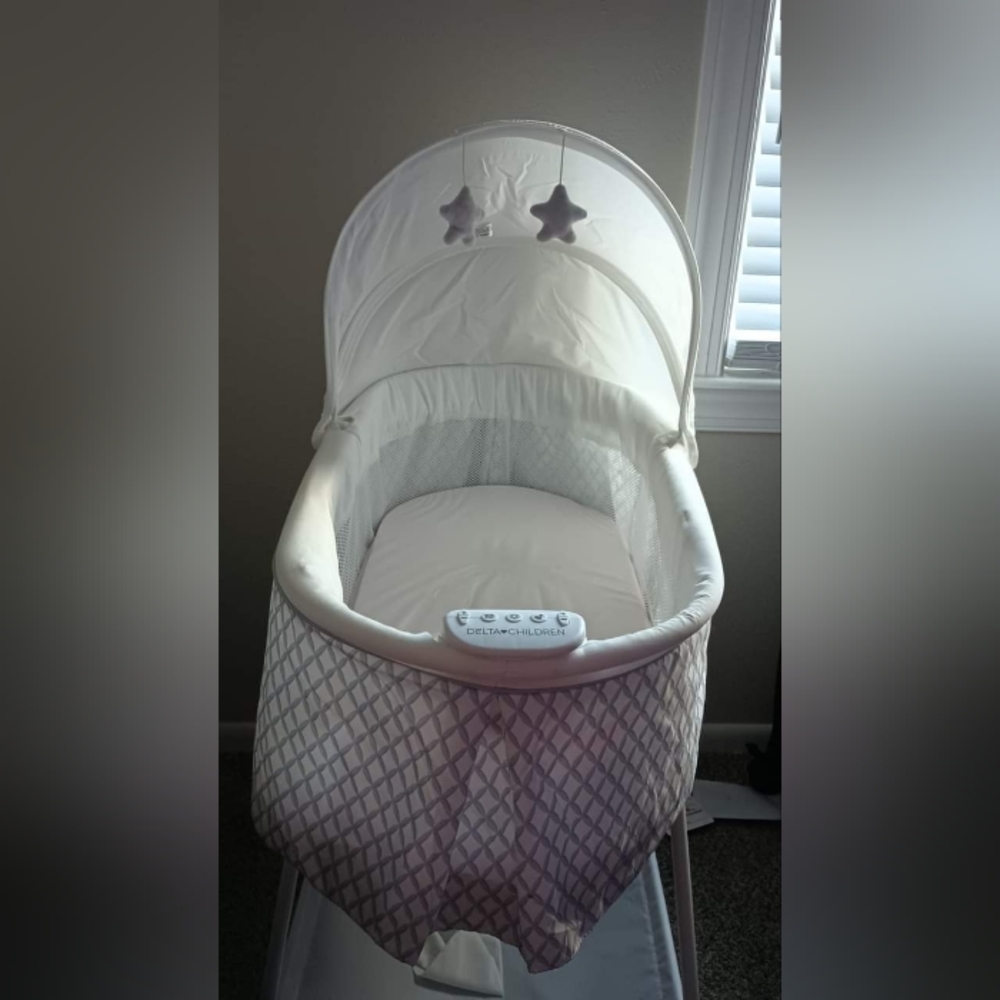 Delta Children's Deluxe Soothing Dreams Bassinet